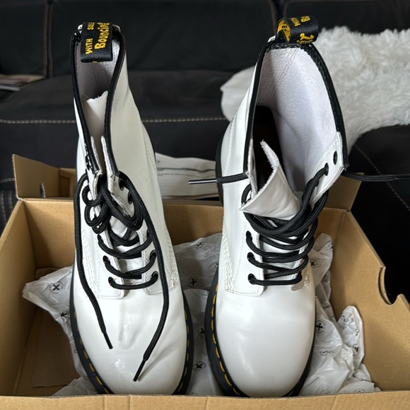 Dr. Marten Combat - THE ORIGINAL. STILL NEW! 1460 SMOOTH LEATHER LACE UP BOOTS - Picture 11 of 17